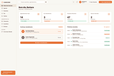 Médico de frente para a paciente, mãos livres durante a consulta